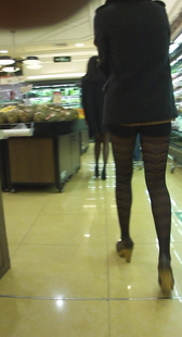 跟拍两个性感小美女