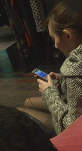 少妇只顾玩手机