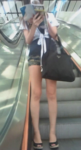 从电梯往上看腿真美