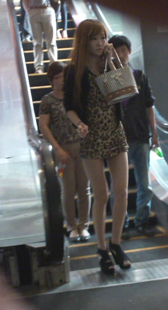 性感高跟牛仔热裤少妇