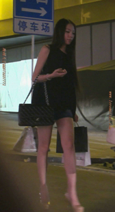 街拍高跟长腿热裤少女