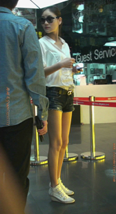 牛仔热裤眼镜少妇