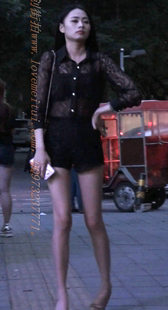 超短热裤小高跟的美腿MM