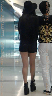 凉高跟黑皮热裤的美腿纹身MM