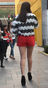 红色超短热裤黑色超高跟的美腿MM