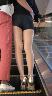 银色高跟的肉丝美臀热裤骚货