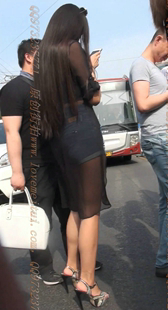 热裤大长腿的凉高跟少妇