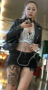 低胸爆乳的妖艳骚货