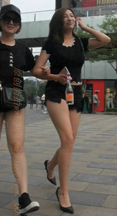 黑色热裤的美腿巨乳少妇发现被拍，朝我竖中指