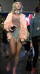 粉色短靴黑色网袜的美腿MM