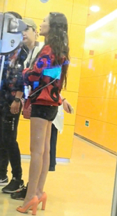 橘色高跟的美腿热裤少妇