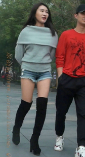 蓝色超短热裤的高跟美腿MM