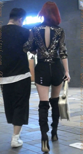 黑色高跟的热裤低胸少妇