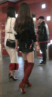 红色高靴的热裤美腿MM