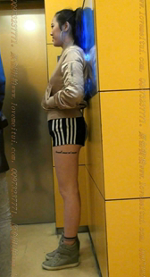 超短热裤的大屁股性感文身MM