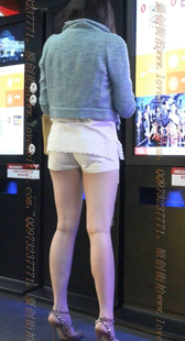 白色超短热裤的长腿骚货