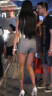 白色高跟超短热裤的美腿少妇