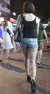 蓝色超短紧牛热裤的丰满大屁股骚货