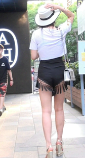 紧身热裤的凉高跟长腿骚货