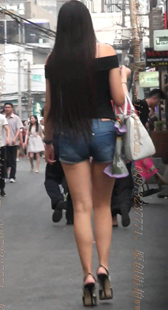 蓝色超短热裤的凉高跟美腿少妇