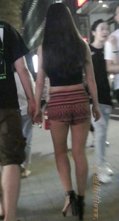 性感低胸露乳装的小姐姐