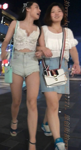 超短热裤白色蕾丝低胸骚MM捂着胸不让拍了