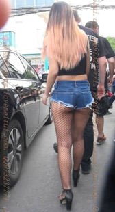 又是低胸又是超短热裤的骚货，暴露狂