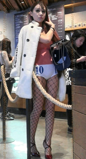 红色网袜酒红色超高高跟的低胸爆乳大骚货