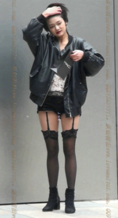 黑色吊带丝袜的性感豪放小姐姐大庭广众之下整理吊带