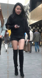 黑色性感高靴的超短热裤的丰满小姐姐