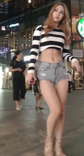 小姐姐的热裤太短了，半个屁股蛋子都露出来