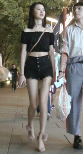 粉色高跟的热裤长腿小姐姐