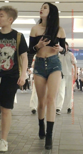 超短热裤的露脐小姐姐这也太豪放了