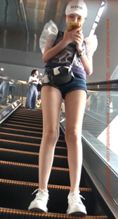 超短小热裤的美腿小姐姐