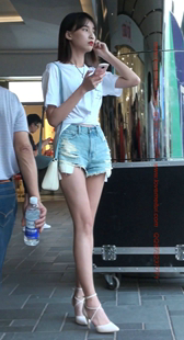 淡蓝热裤的美腿小姐姐