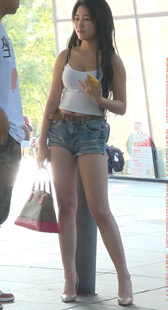 超短热裤露屁股的性感高跟美腿小姐姐