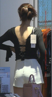 黑色深V爆乳的小姐姐试衣服