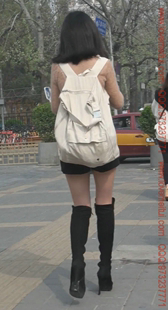 黑丝高靴的美腿热裤小姐姐