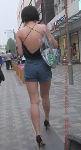 黑色高跟的露背美腿小姐姐