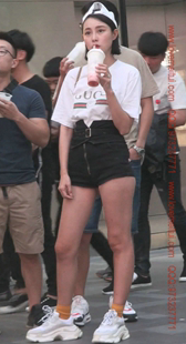 黑色超短热裤的美腿美臀小姐姐