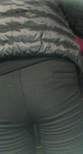 大屁股打底裤上电梯