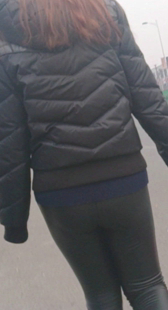 街拍黑紧皮裤少妇