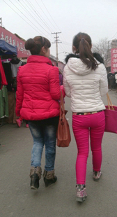 红布裤和蓝牛仔