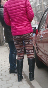 紧身布裤长筒少妇