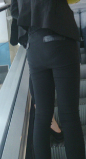 长腿黑紧裤上电梯