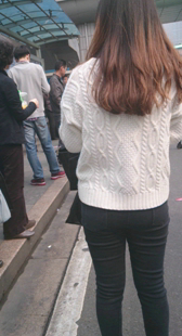 等车大屁股黑紧裤