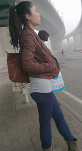 等车紧身蓝裤少妇