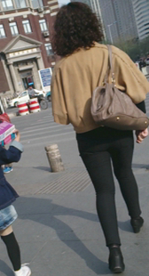 街拍超紧打底黑裤少妇