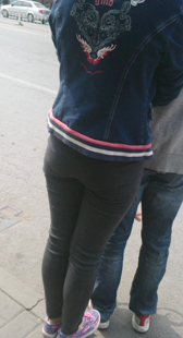 街拍小妹紧身黑裤