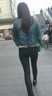 街拍黑紧小少妇